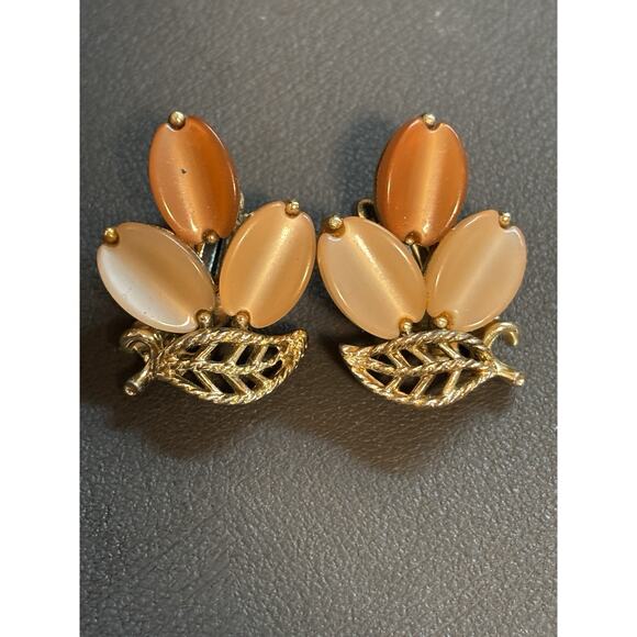 Lisner Vintage Thermoset Enamel Leaf Earrings Gold Tone Clip On - Picture 1 of 7